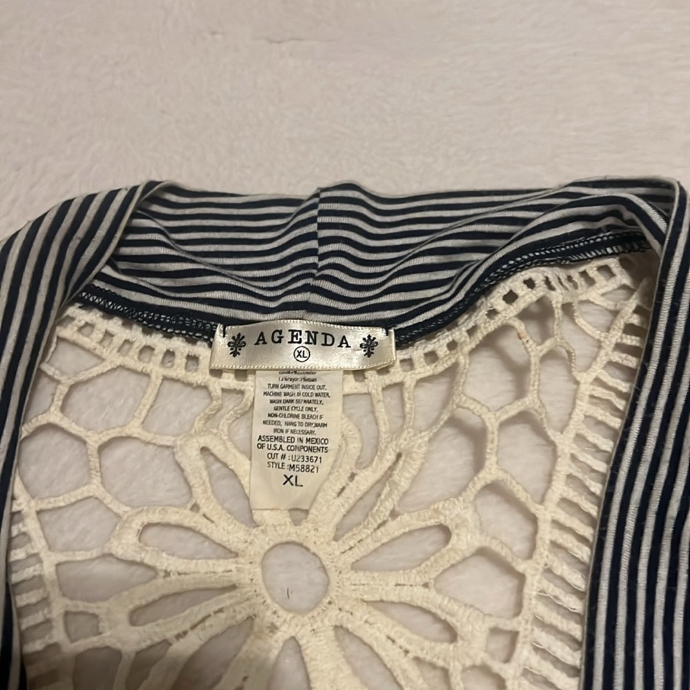 PLUS SIZE Top - Picture 2 of 4